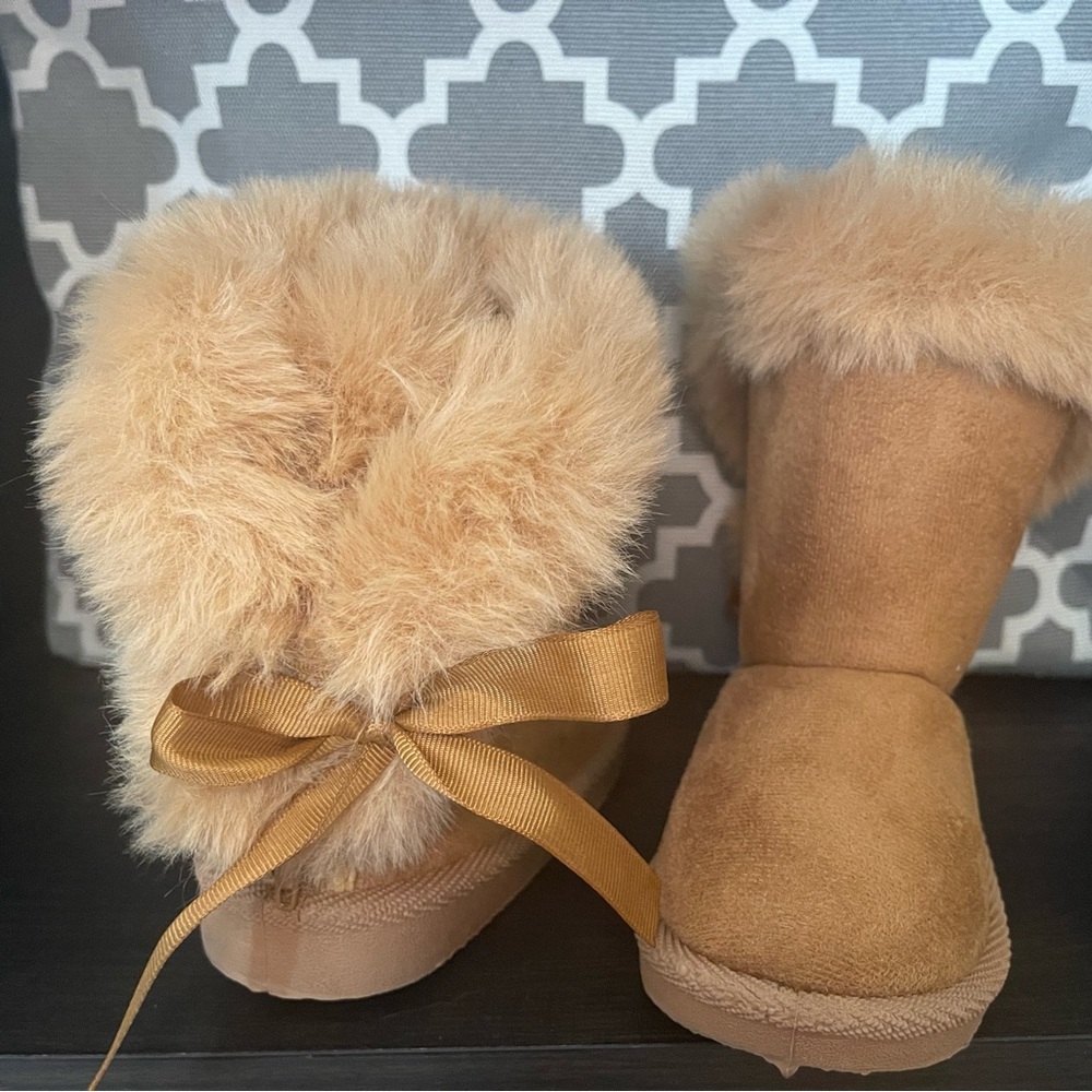 Toddler boots - size 6